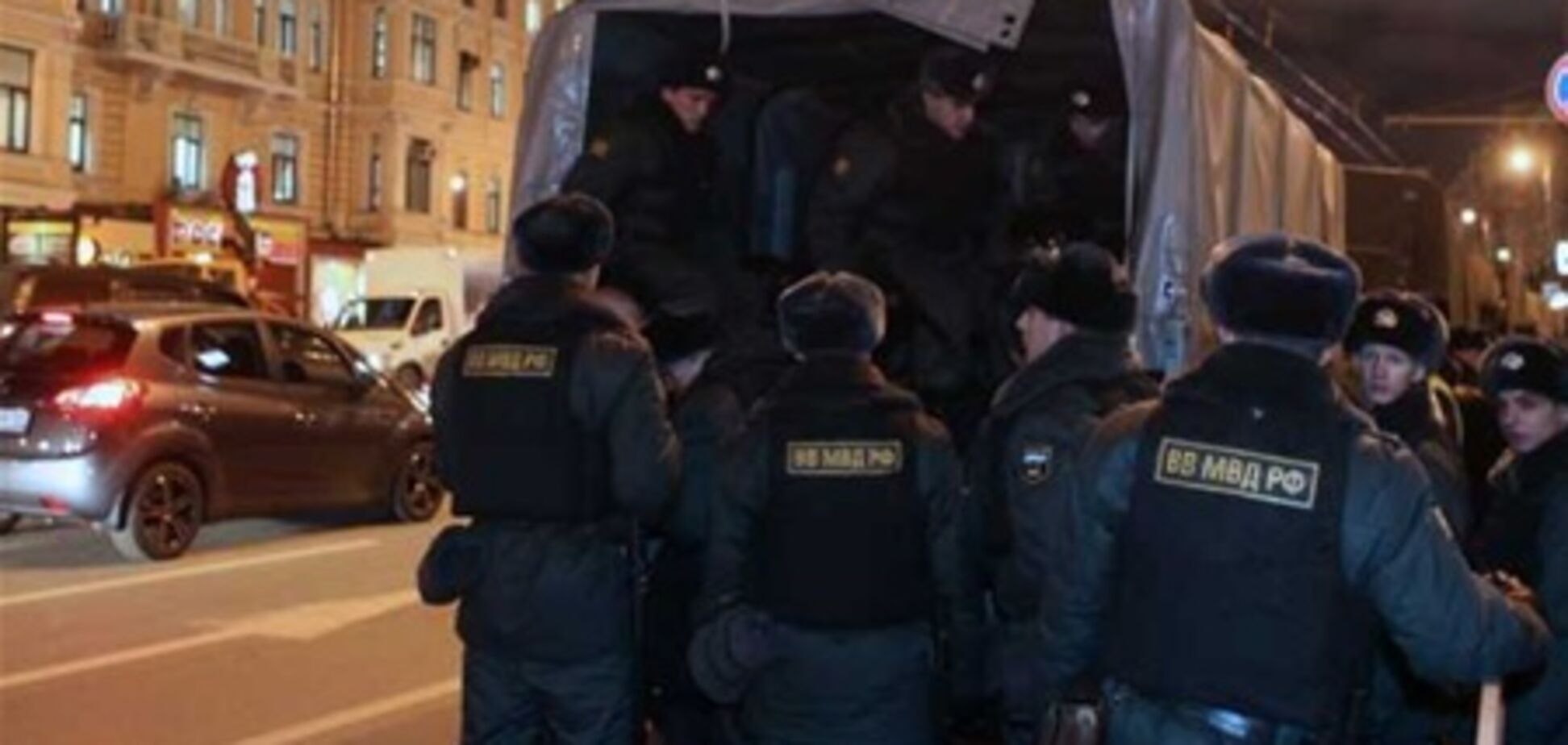 Оппозицию в центре Москвы уже ждут ОМОН, БТР и автозаки