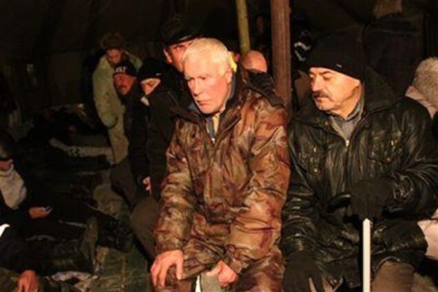 Донецьких голодувальників зобов'язали прибрати свої намети до п'ятниці