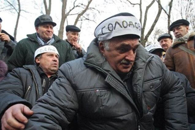 Чорнобильці під Кабміном оголошують сухе голодування