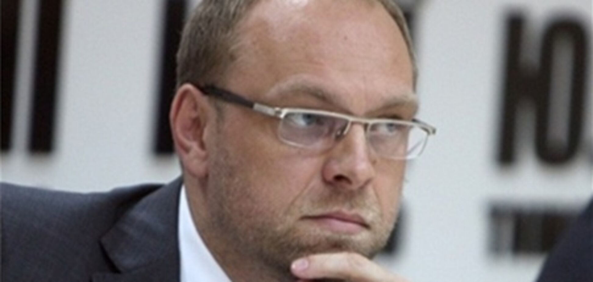 Власенко уверен, что Тимошенко не била никакого офицера