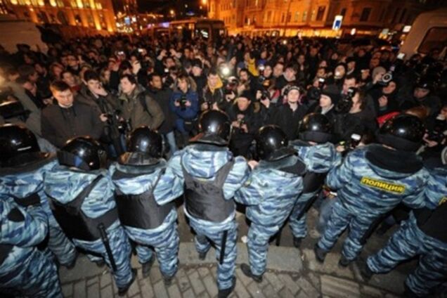 У Петербурзі в автозаки закидали дітей. Відео 	