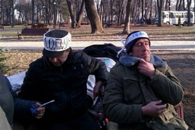 Чорнобильці під Кабміном готові припинити сухе голодування