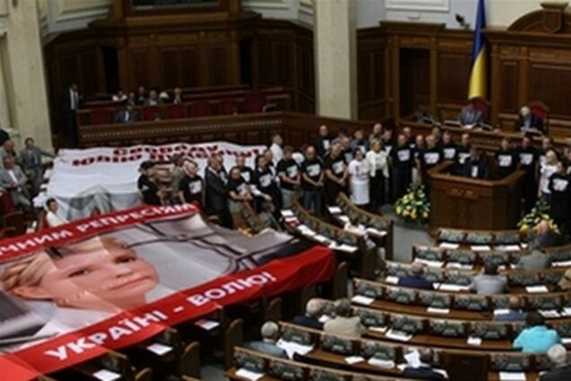 Оппозиция сегодня опять будет блокировать трибуну ВР