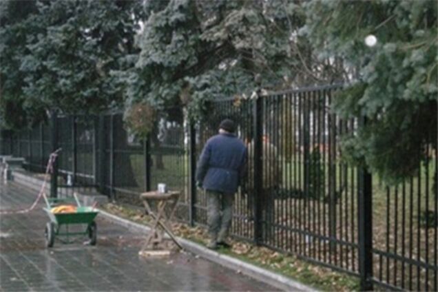 Мітингувальники знову ламають паркан під Радою