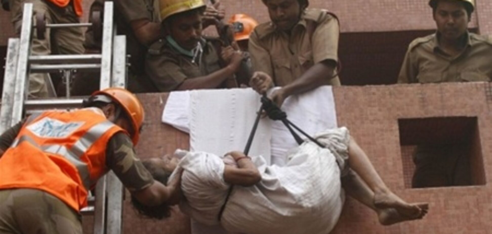 Пожежа в індійській лікарні убила близько 70 людей. Фото