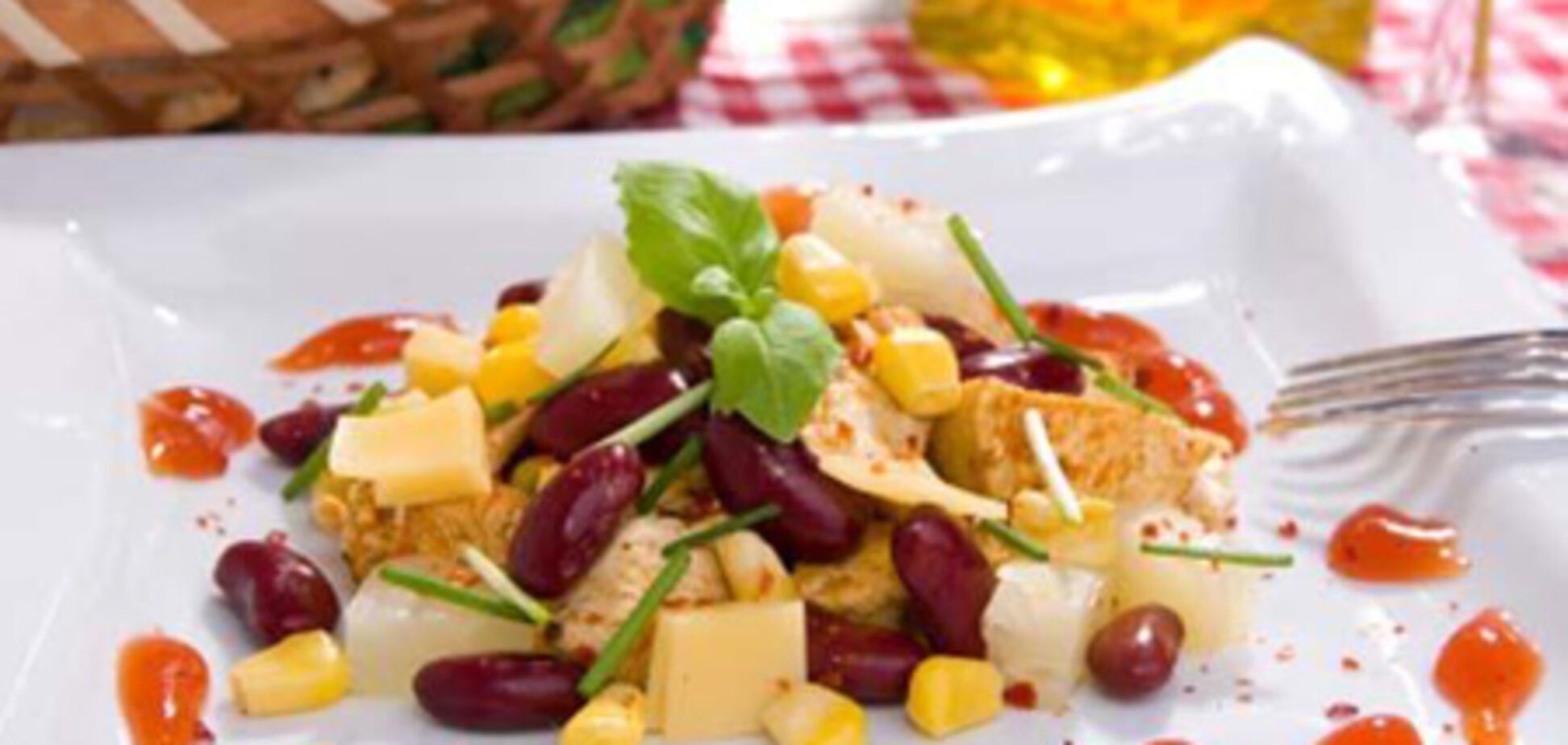 Салат из копченой курицы с ананасами