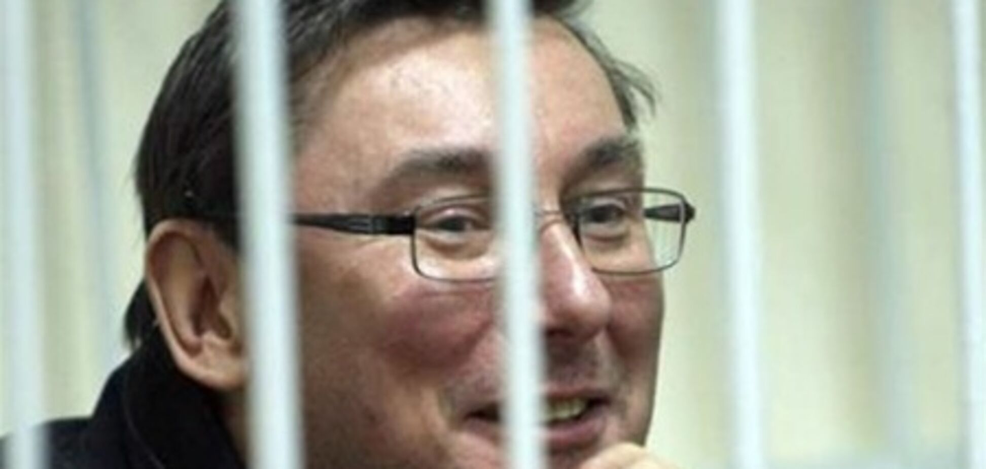 Луценко в СИЗО отжимается и поет