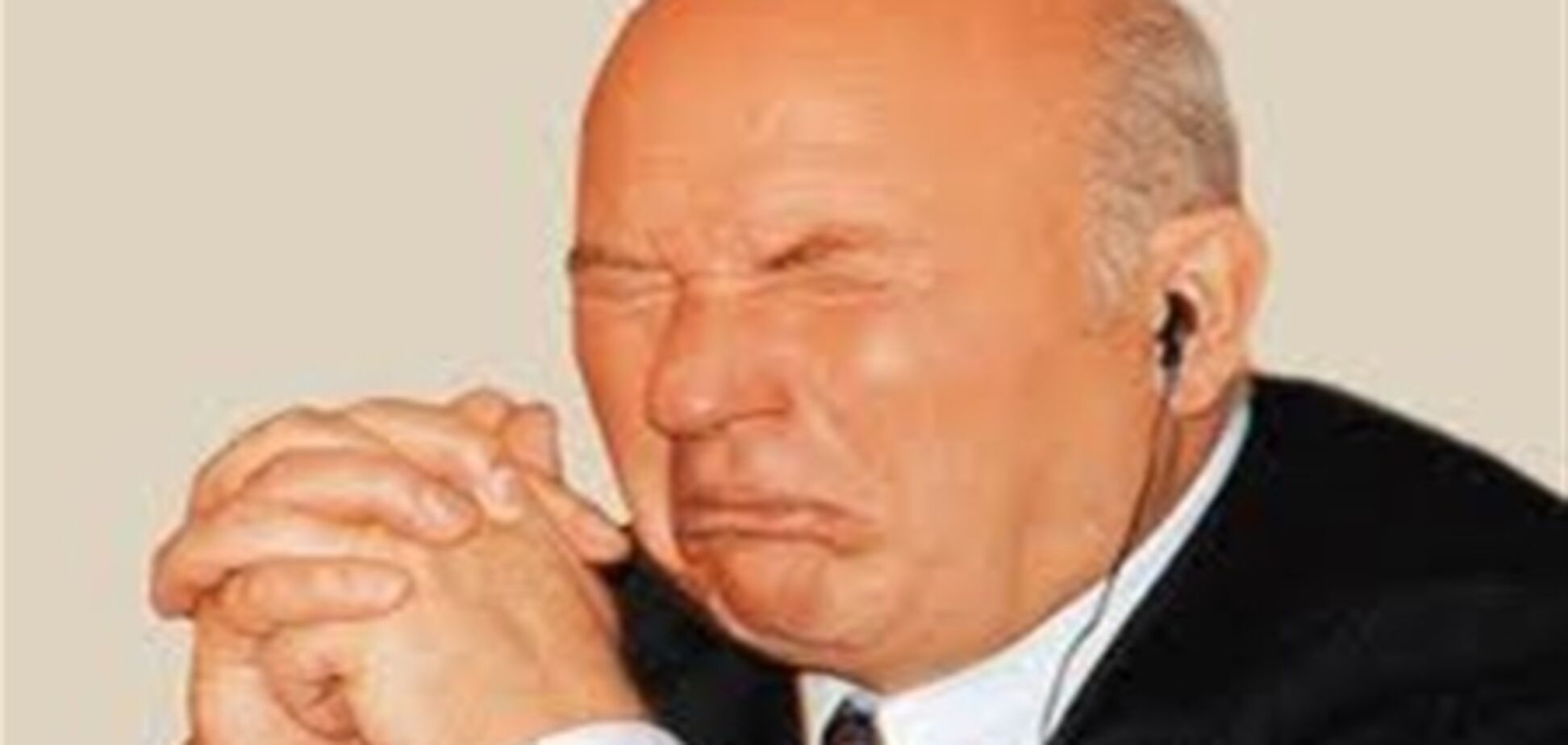 Лужков отримав посвідку на проживання і емігрує з Росії