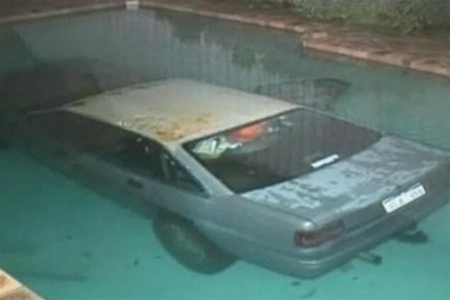 Службовий автомобіль купався в басейні