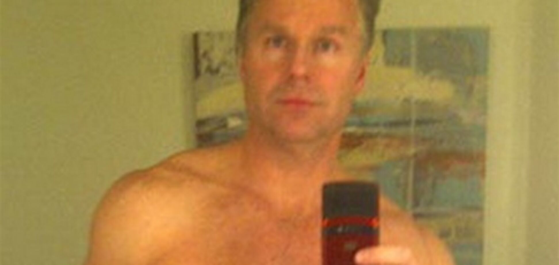 Виклав інтимні фото на сайті знайомств конгресмен звільнився