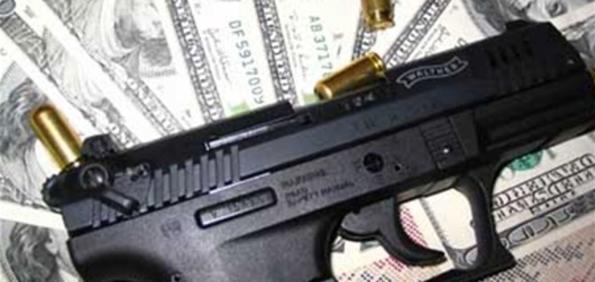 Важливий грабіжник, розплатившись за кавою, дістав пістолет