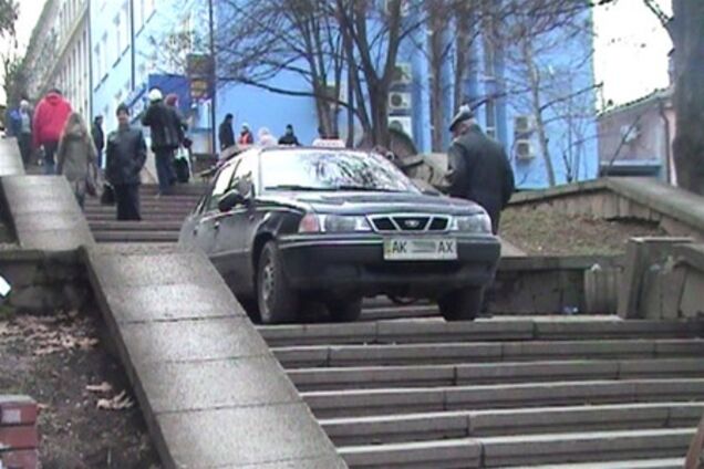 В Крыму наркоман заехал на пешеходную лестницу. Фото