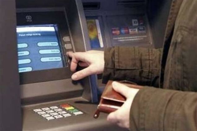 Мужчина сломал палец, получая деньги в банкомате