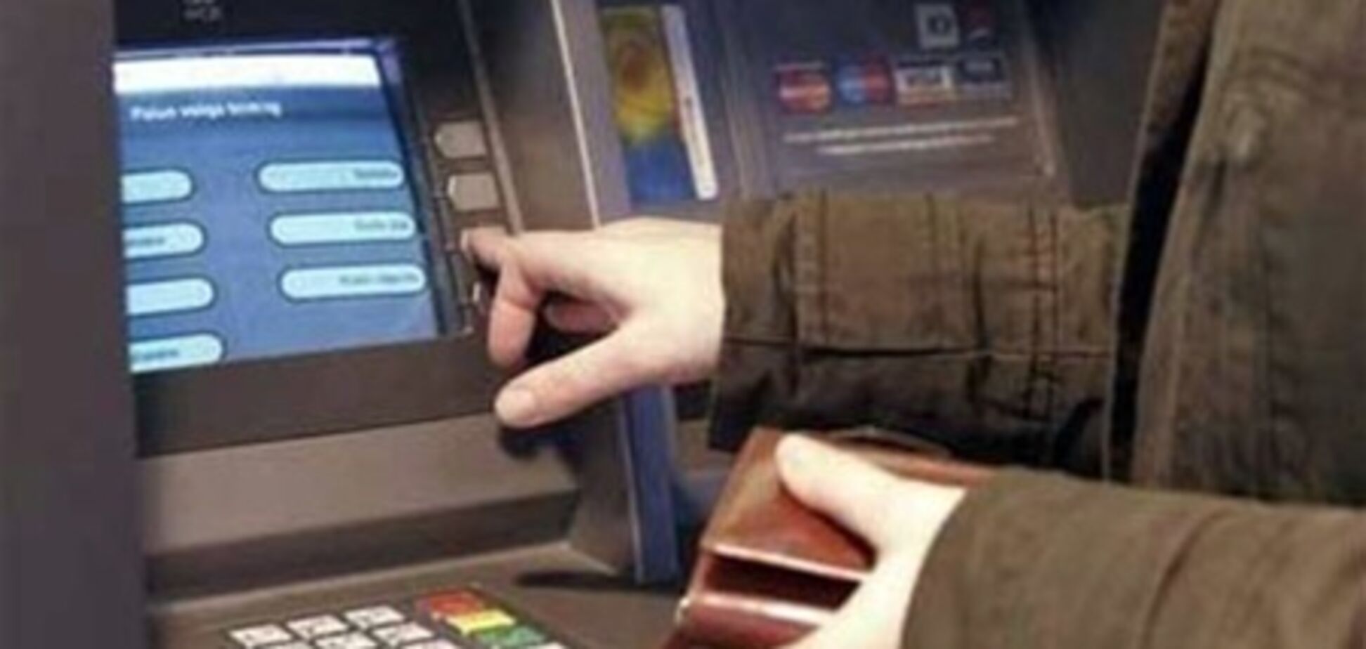 Чоловік зламав палець, отримуючи гроші в банкоматі