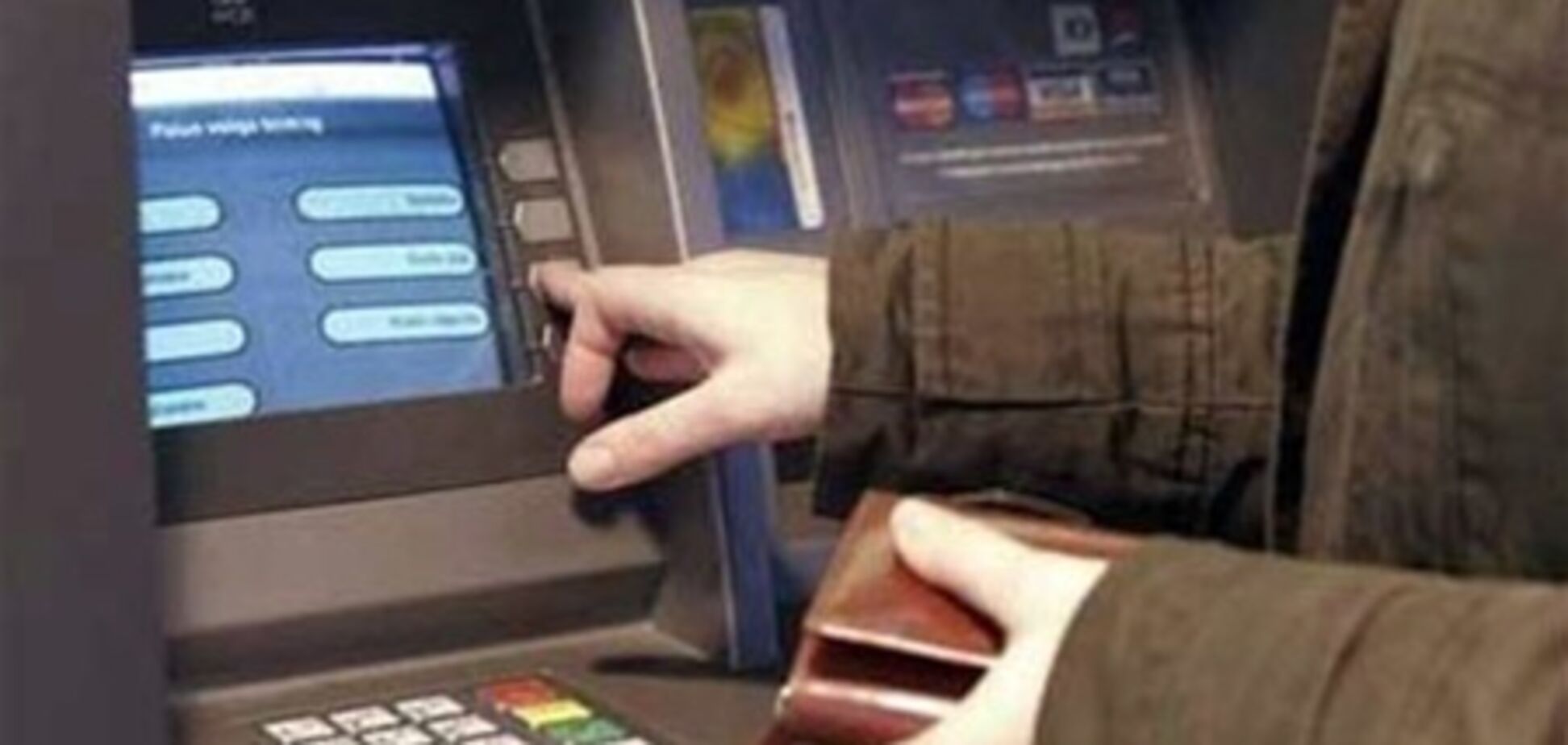 Чоловік зламав палець, отримуючи гроші в банкоматі