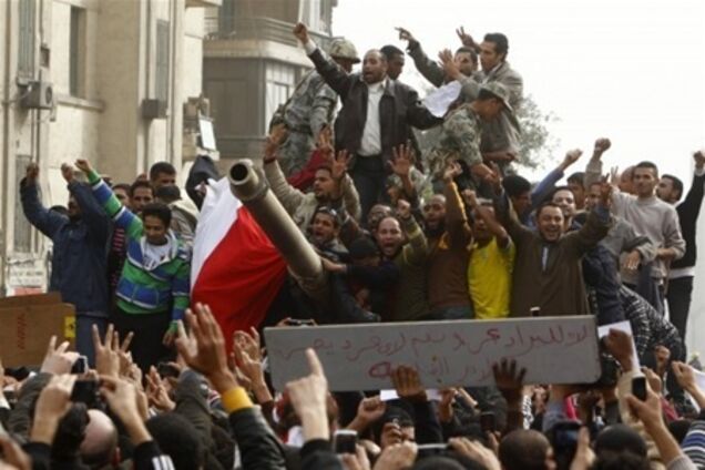 В Египте распустили парламент и отменили Конституцию