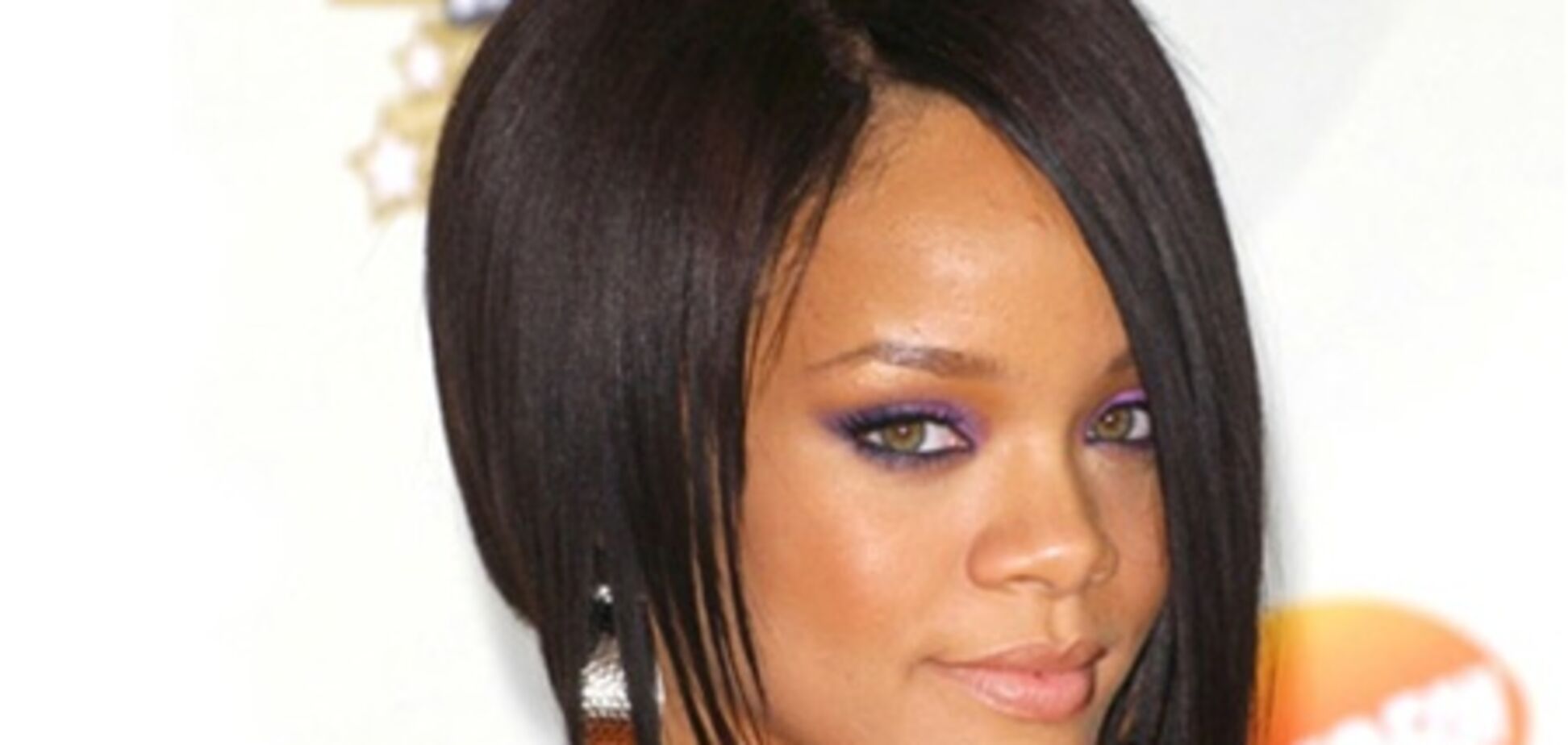 На Грэмми 2011 папарацци заглянули под юбку Rihanna