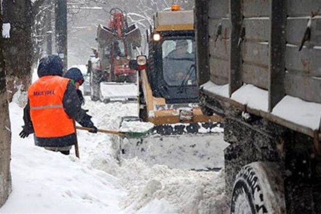 Киевские дороги чистят 350 снегоуборочных машин 