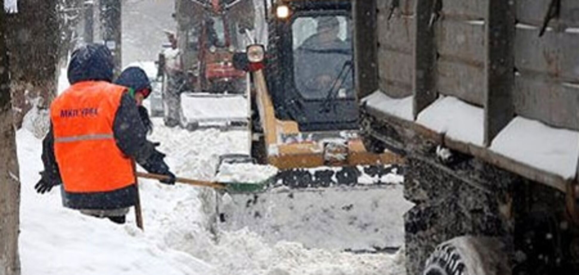Киевские дороги чистят 350 снегоуборочных машин