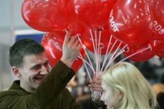 В Днепропетровске влюбленная пара обвенчалась в проруби