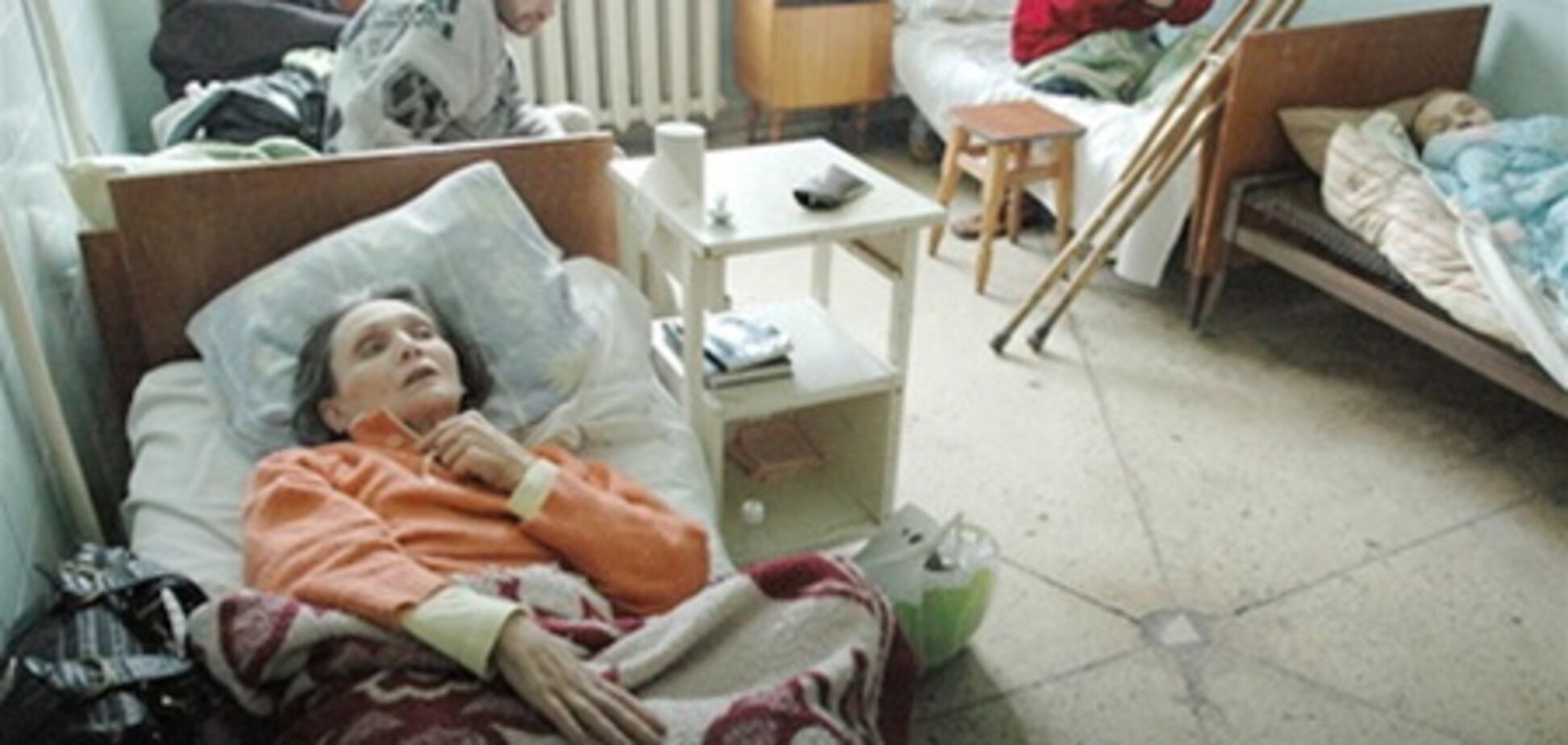 Врач бросил стариков умирать под кладбищем