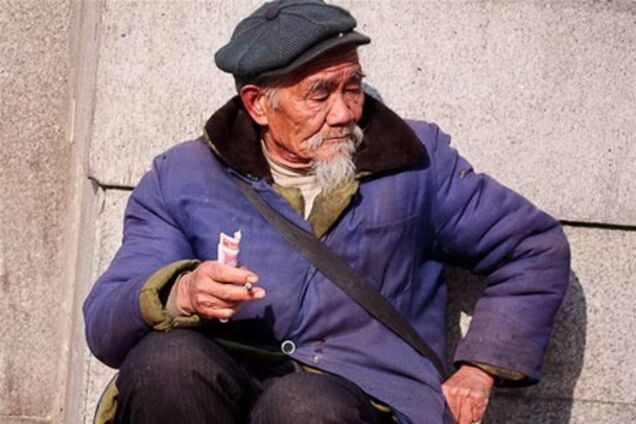 Голый бомж в знак протеста забрался на опору ЛЭП