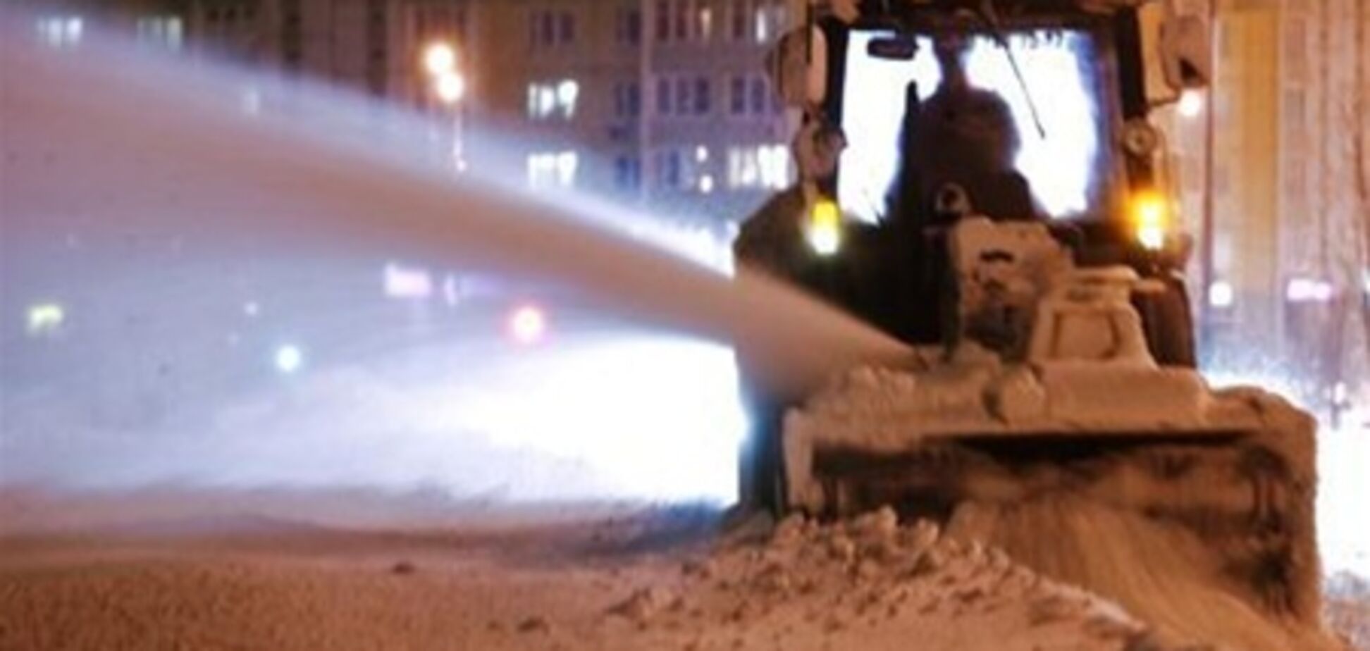 Водій снігоприбиральної машини посипав піском хокейний майданчик