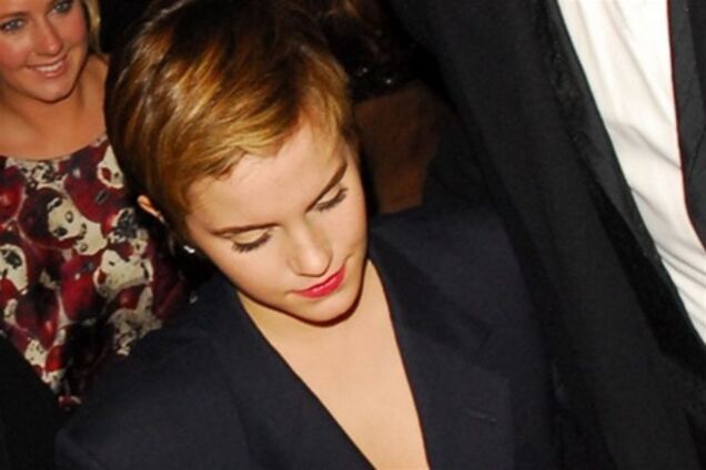 Секси Эмма Уотсон в большом мужском пиджаке