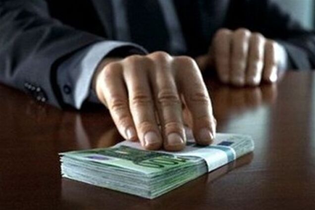 Чиновница исполнительной службы попалась на взятке