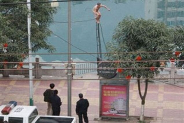 Китайська поліція збила з проводів голого бомжа