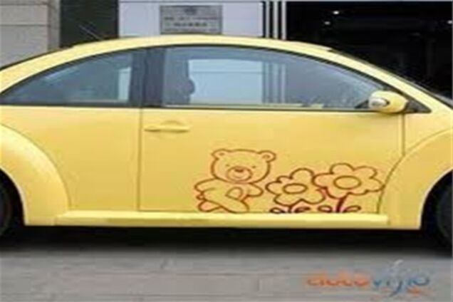 В Киеве предмет, похожий на бомбу, закрепили прямо на дверь машины