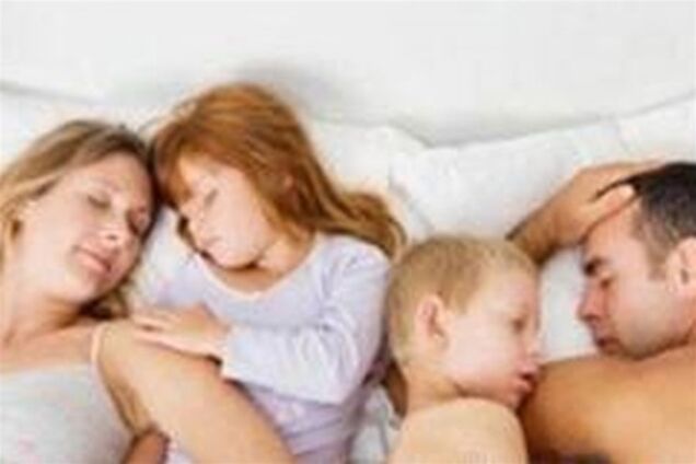 Привычка брать детей с собой в постель разрушает семьи