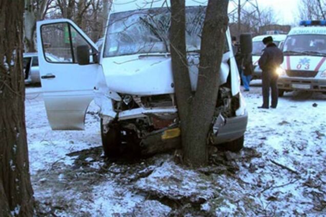 В Кривом Роге Mitsubishi Lancer протаранил маршрутку: семеро травмированных