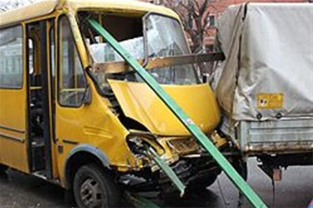 Под Киевом грузовик протаранил маршрутку