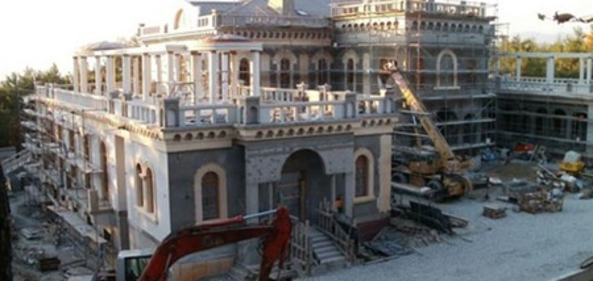 Пафосный храм-особняк Патриарха Кирилла обнаружили в заповеднике. Фото