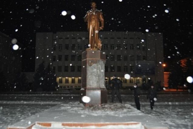 Националисты начали сносить памятник Ленину в Борисполе