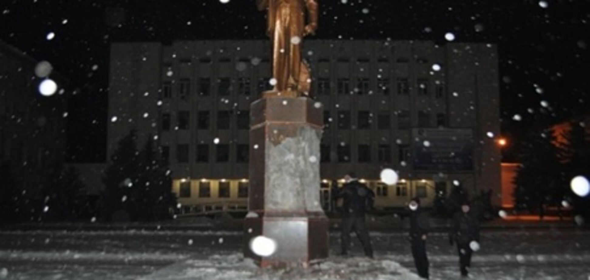 Националисты начали сносить памятник Ленину в Борисполе