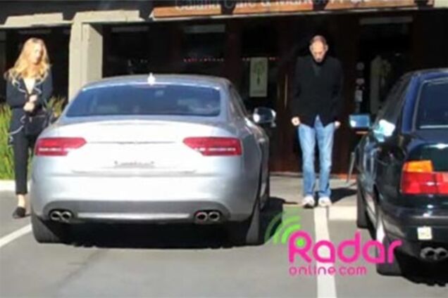 Репортеры сняли смертельно больного Стива Джобса: он едва ходит . Видео