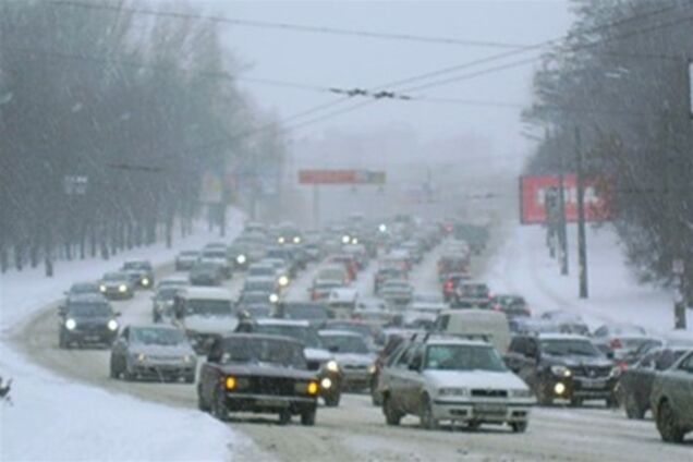 Коллапс в Киеве: коммунальщики не могут справиться со снегопадом