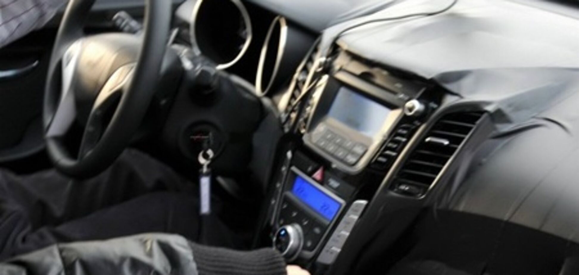 Инженеры Hyundai продолжают тестовую работу над новым поколением модели i30