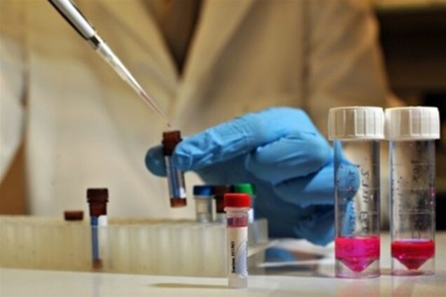 Врача, бросившего умирать больных на кладбище, посадили