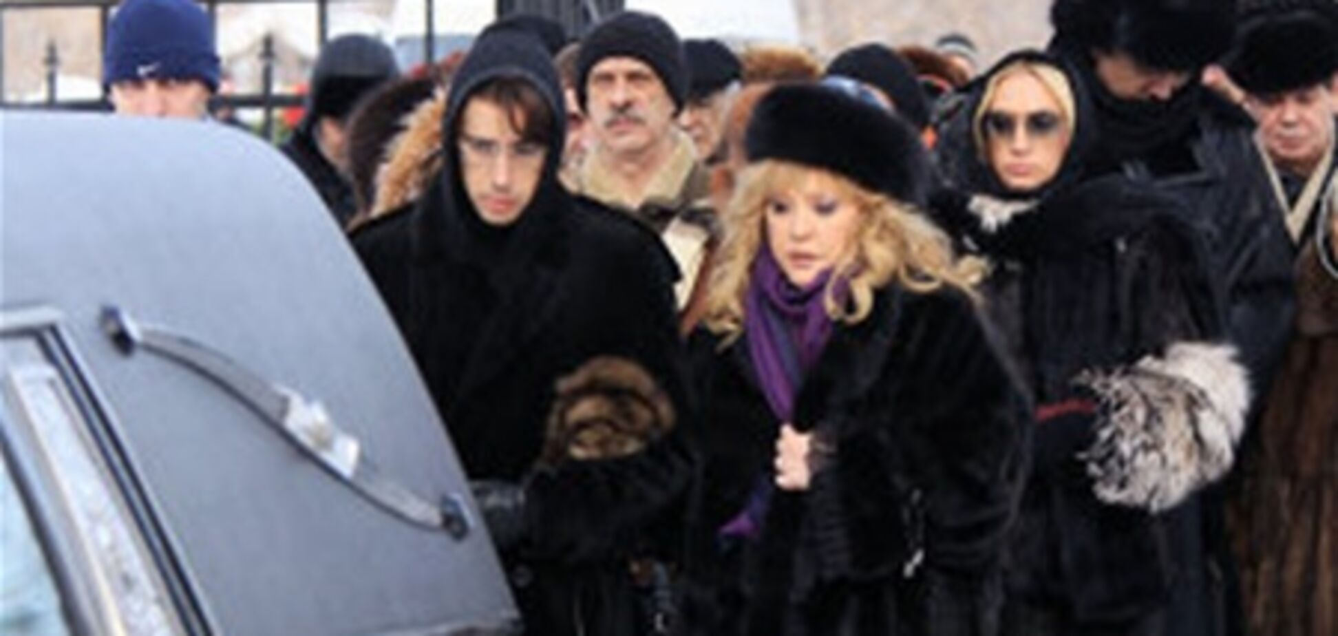 Алла Пугачева похоронила родного брата