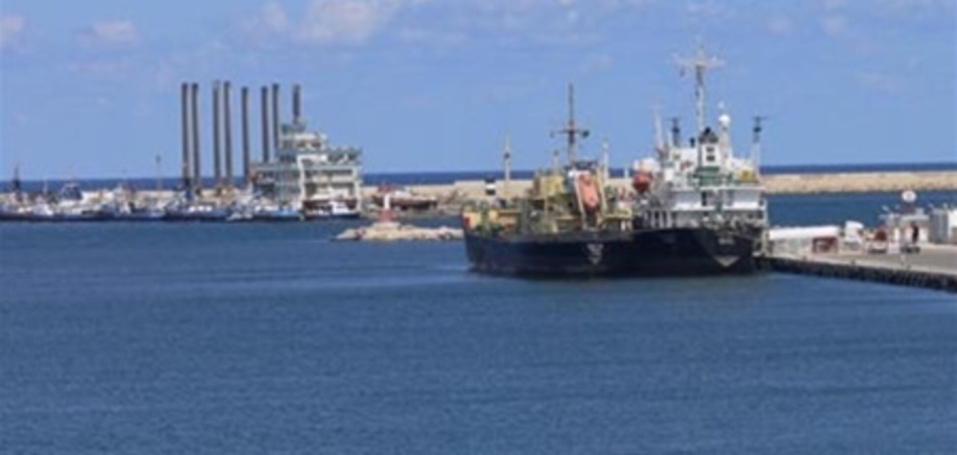 Судно с американцами застряло в порту Триполи