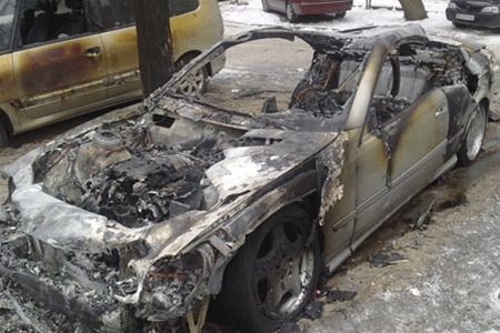 В Киеве неизвестные уничтожили дорогую иномарку