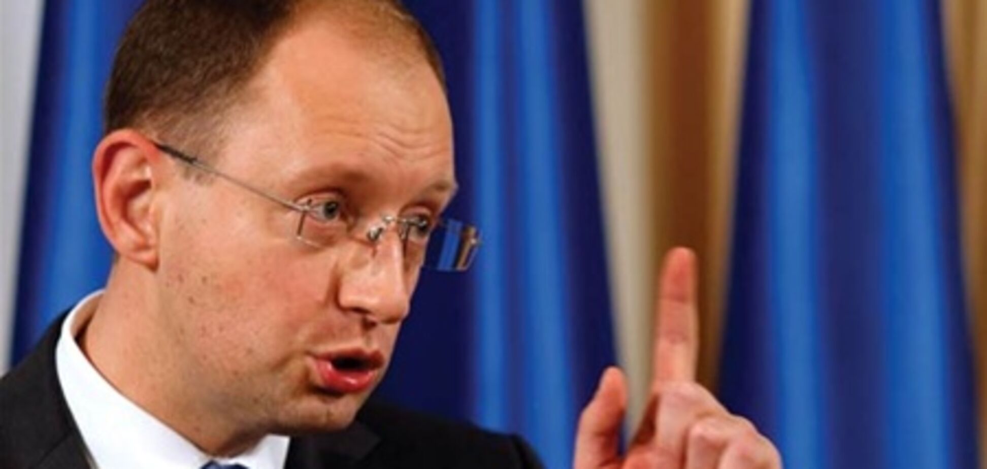 Яценюк требует от Януковича уволить Азарова