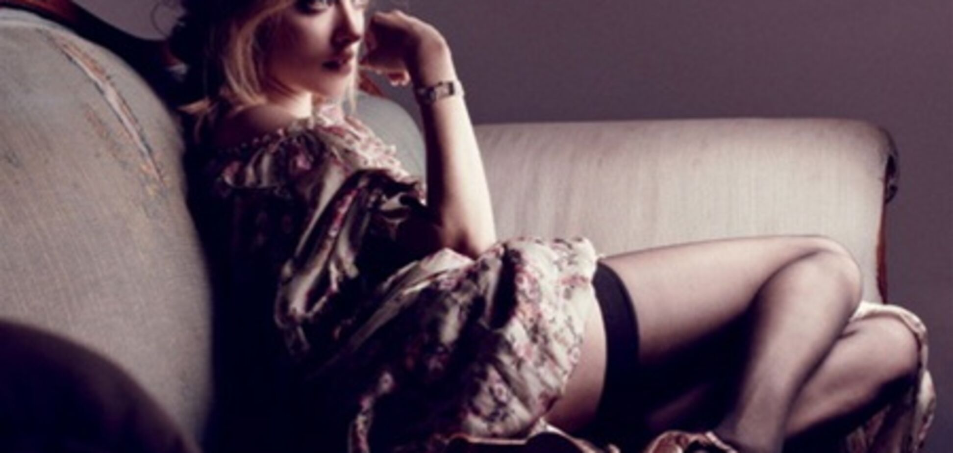 Тощие ляжки Аманды Сейфрид в чулочках