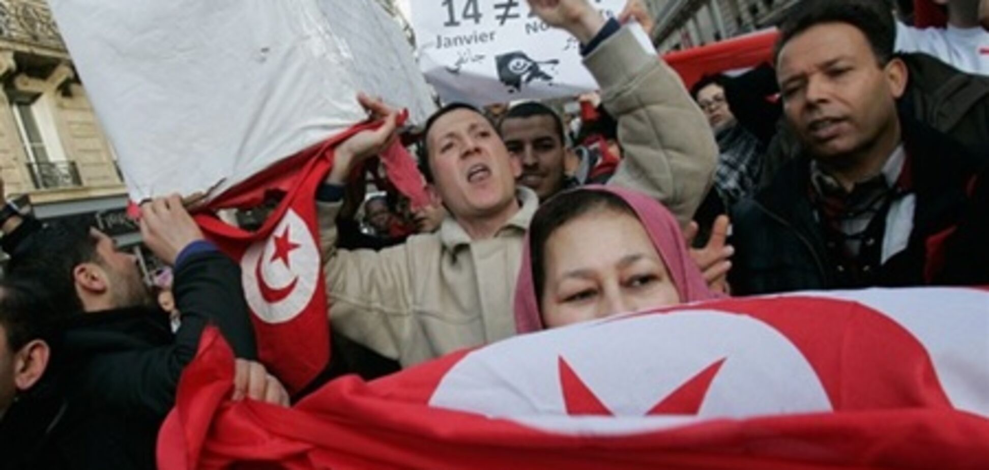 В Тунисе полиция разогнала демонстрацию слезоточивым газом