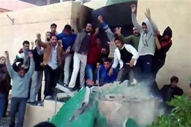 Наемники Каддафи открыли огонь по манифестантам