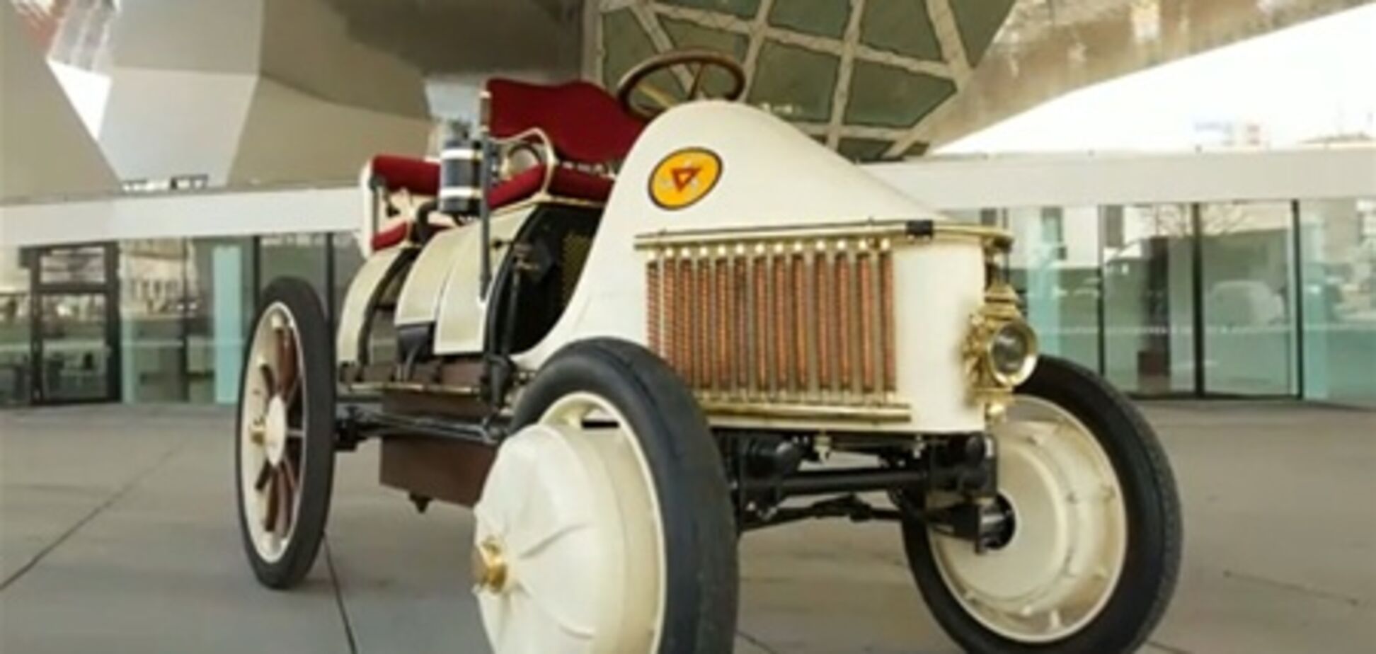 Первый в мире гибридный автомобиль был разработан Porsche в 1900 году