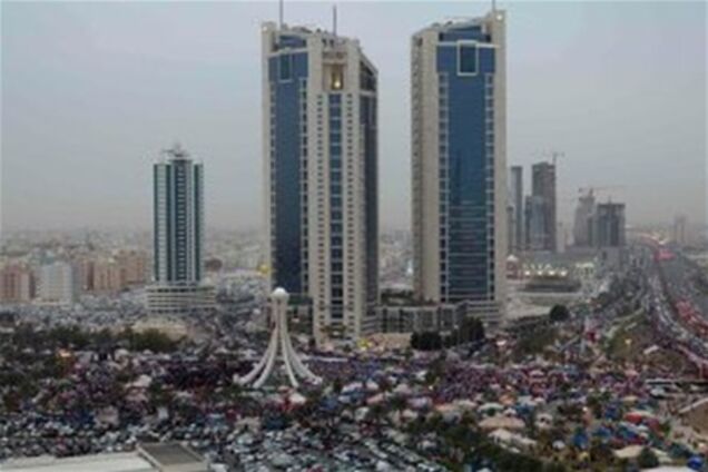 Тысячи демонстрантов движутся к зданию правительства Бахрейна